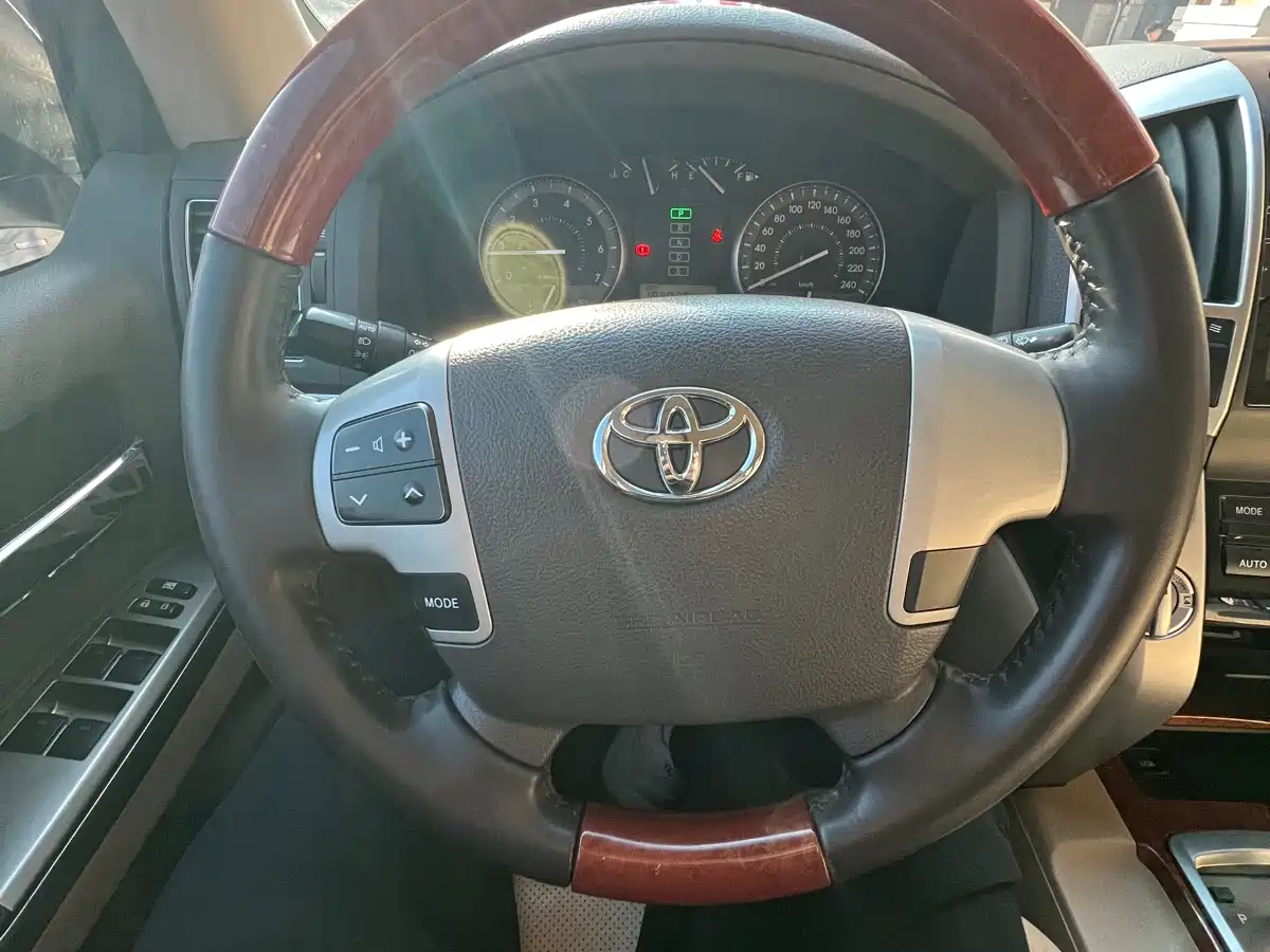 Toyota Land Cruiser 2012 4.0L Automatic VX фото 26