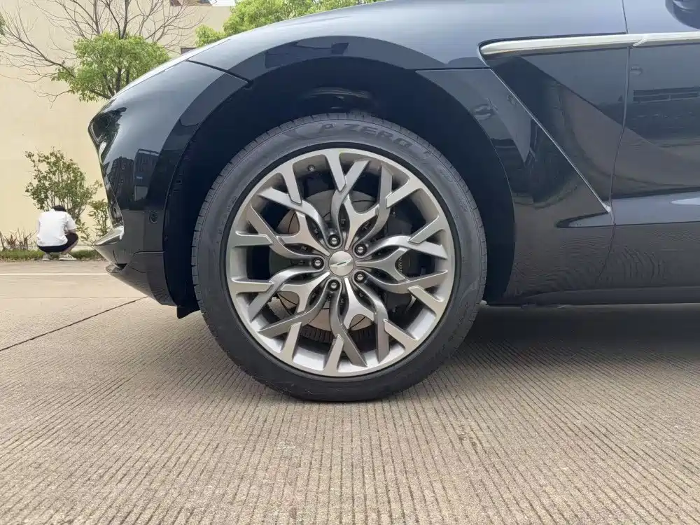ASTON MARTIN DBX