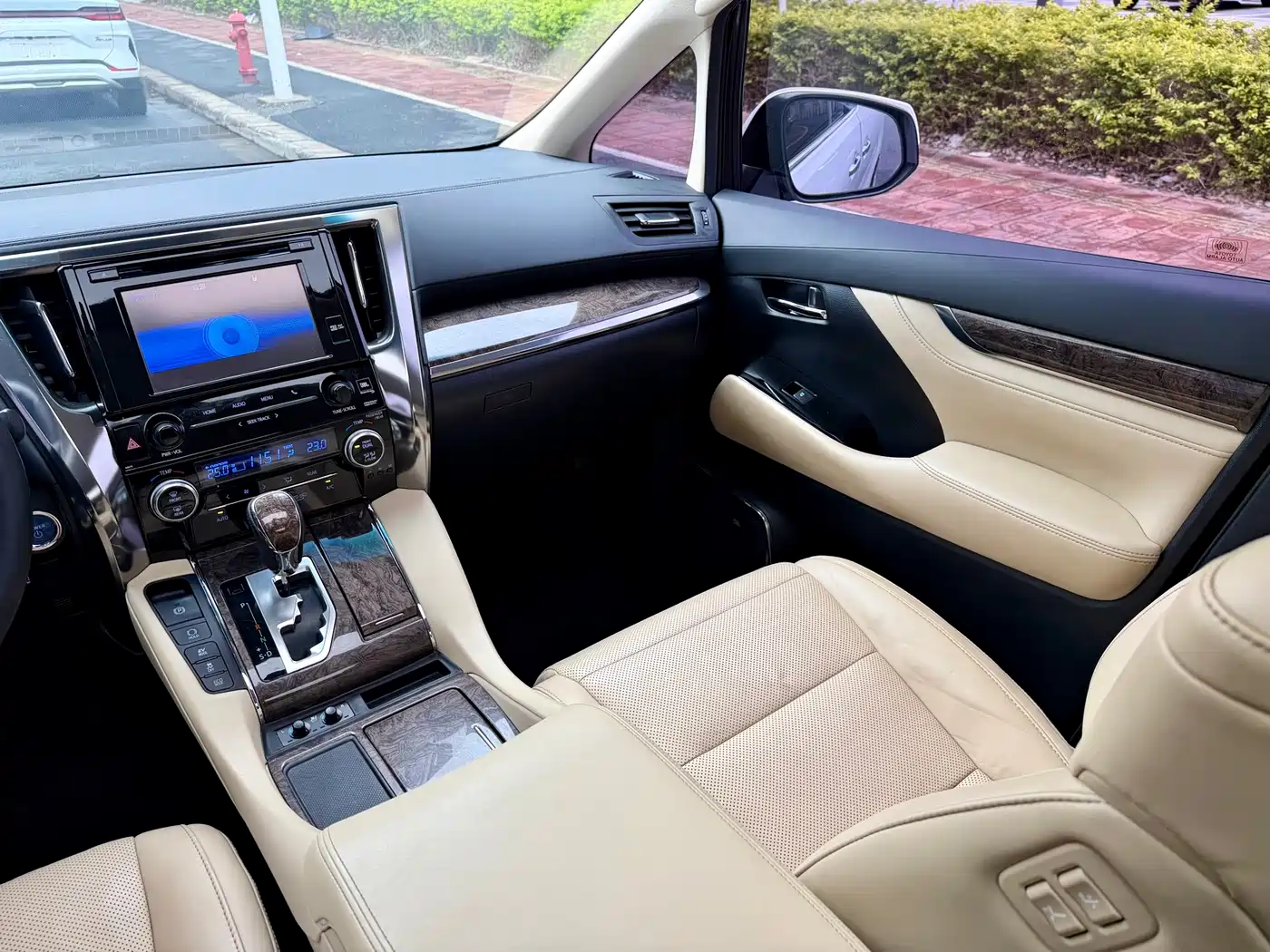 Toyota Alphard 2019 Hybrid 2.5L Premium Edition фото 28