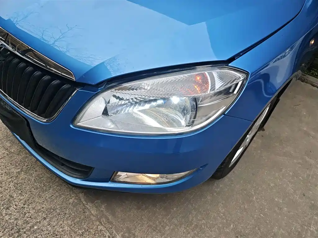 Škoda Fabia 2014 1.4L Automatic Crystal Spirit Edition фото 24