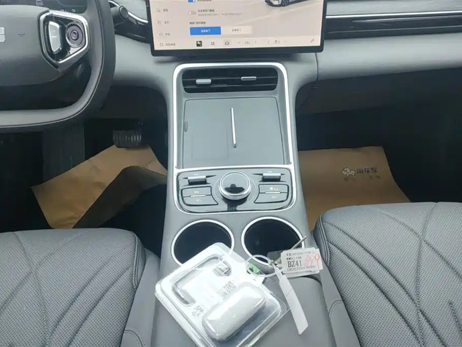 Geely Galaxy Galaxy L6 2025 EM-i 140km Voyage Edition фото 16