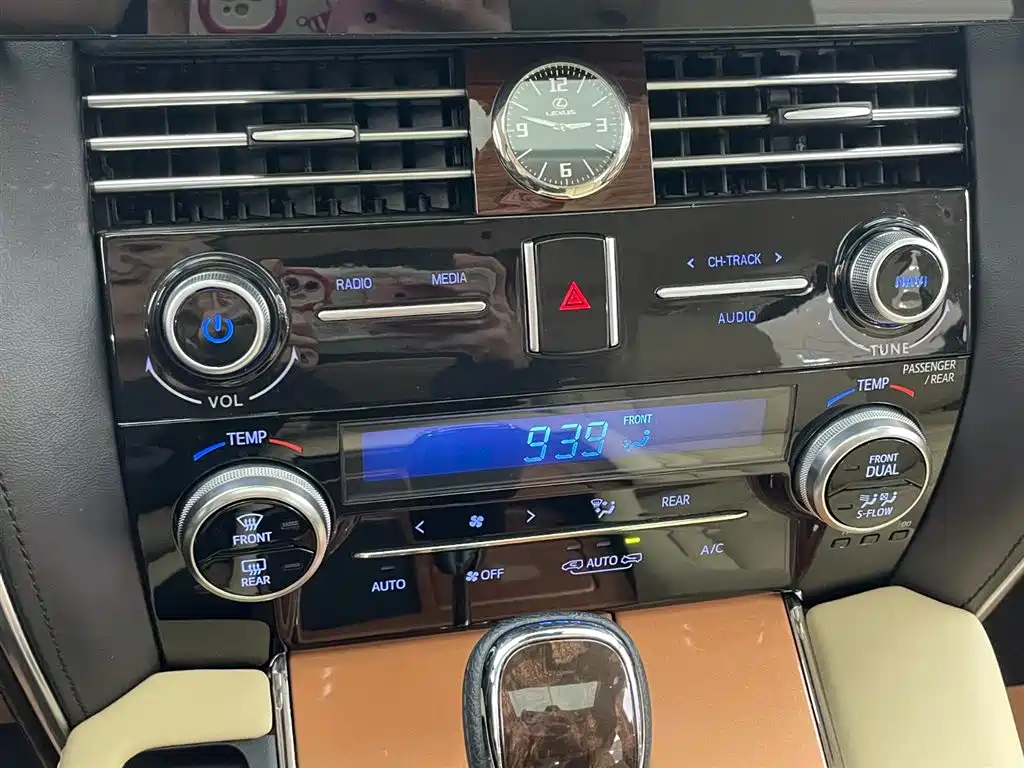 Toyota Alphard 2020 Hybrid 2.5L Luxury Edition фото 26