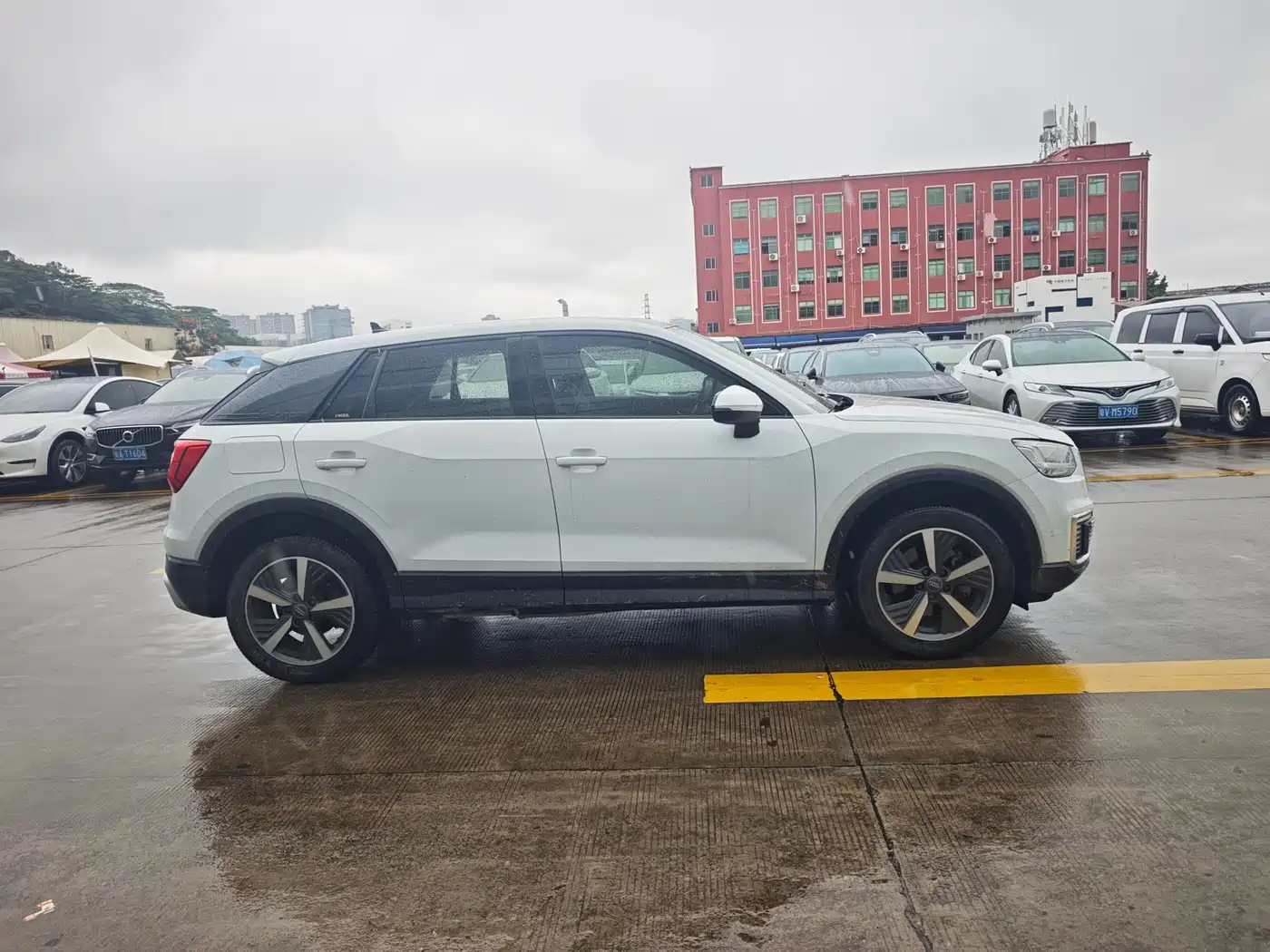 AUDI Q2L E-TRON