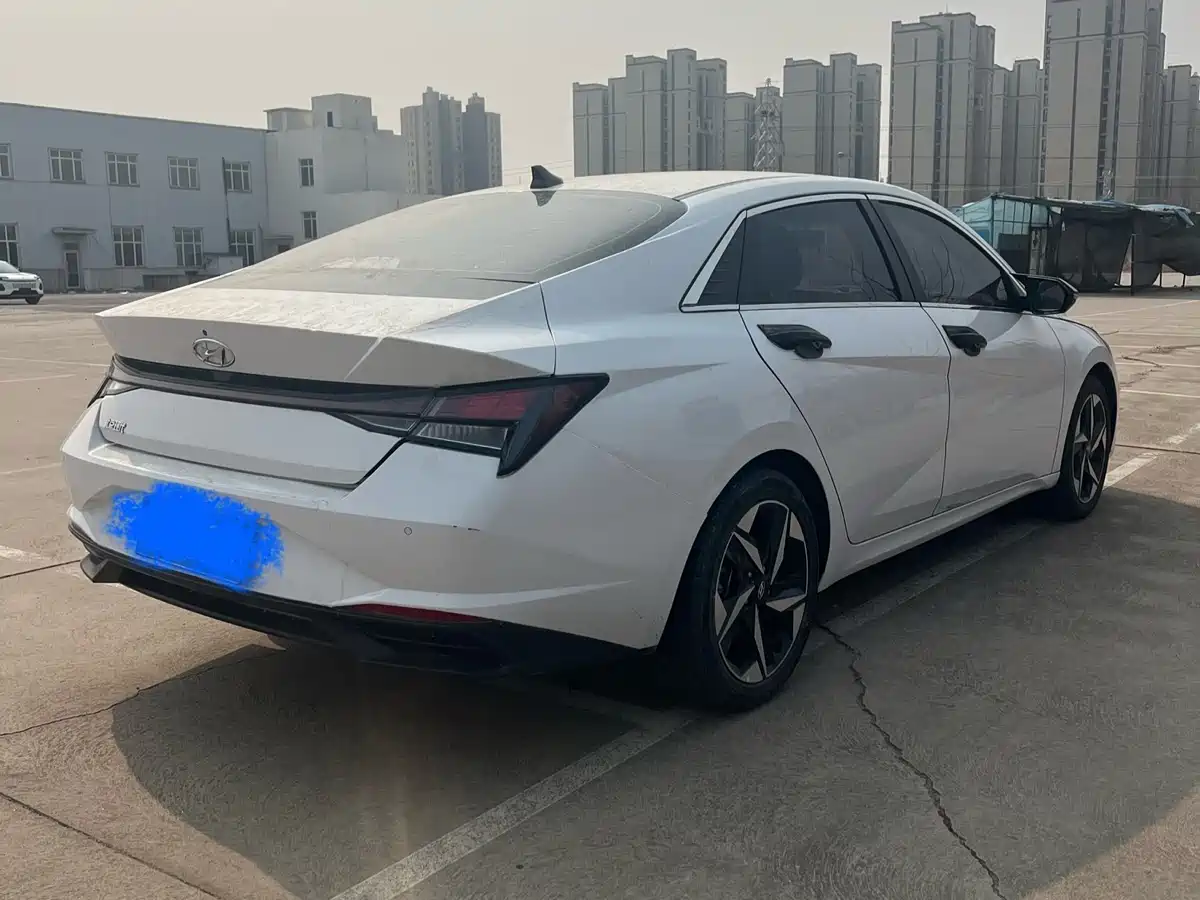 Hyundai Elantra 2021 1.5L CVT LUX Premium Edition фото 6