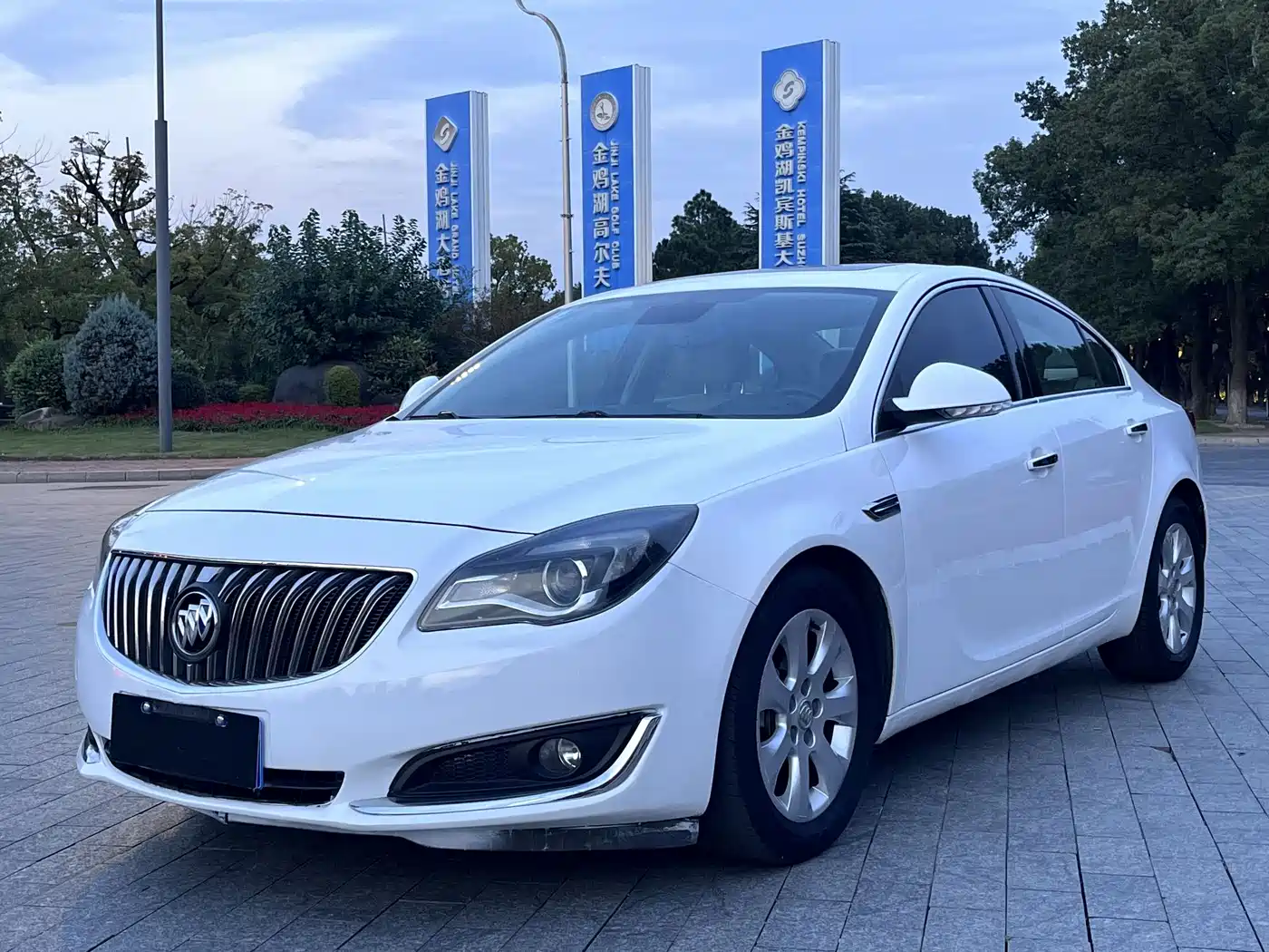 Photo 1 - Buick Regal