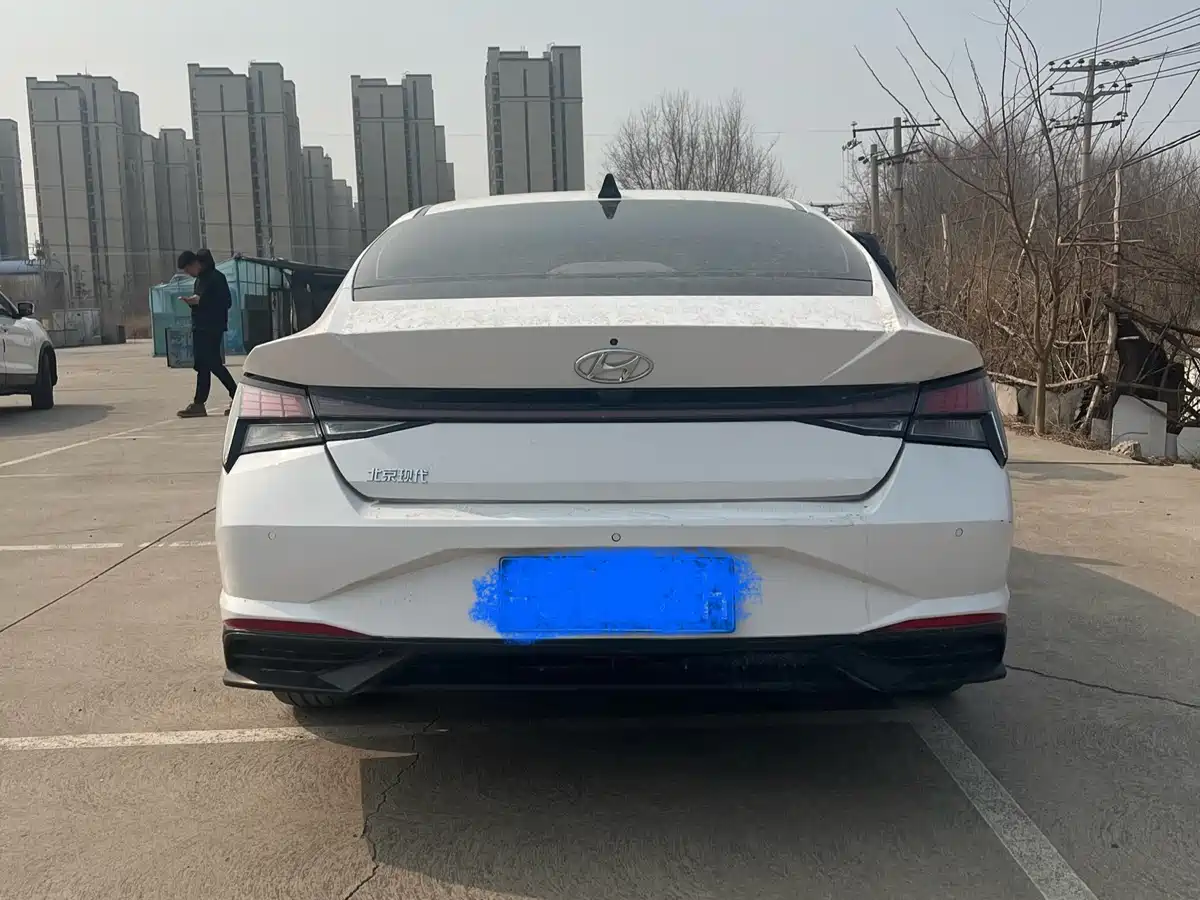 Hyundai Elantra 2021 1.5L CVT LUX Premium Edition фото 5