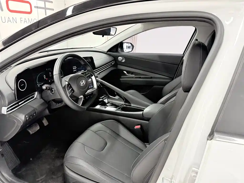 Hyundai Elantra 2023 Model 1.5L CVT LUX Premium Edition фото 8