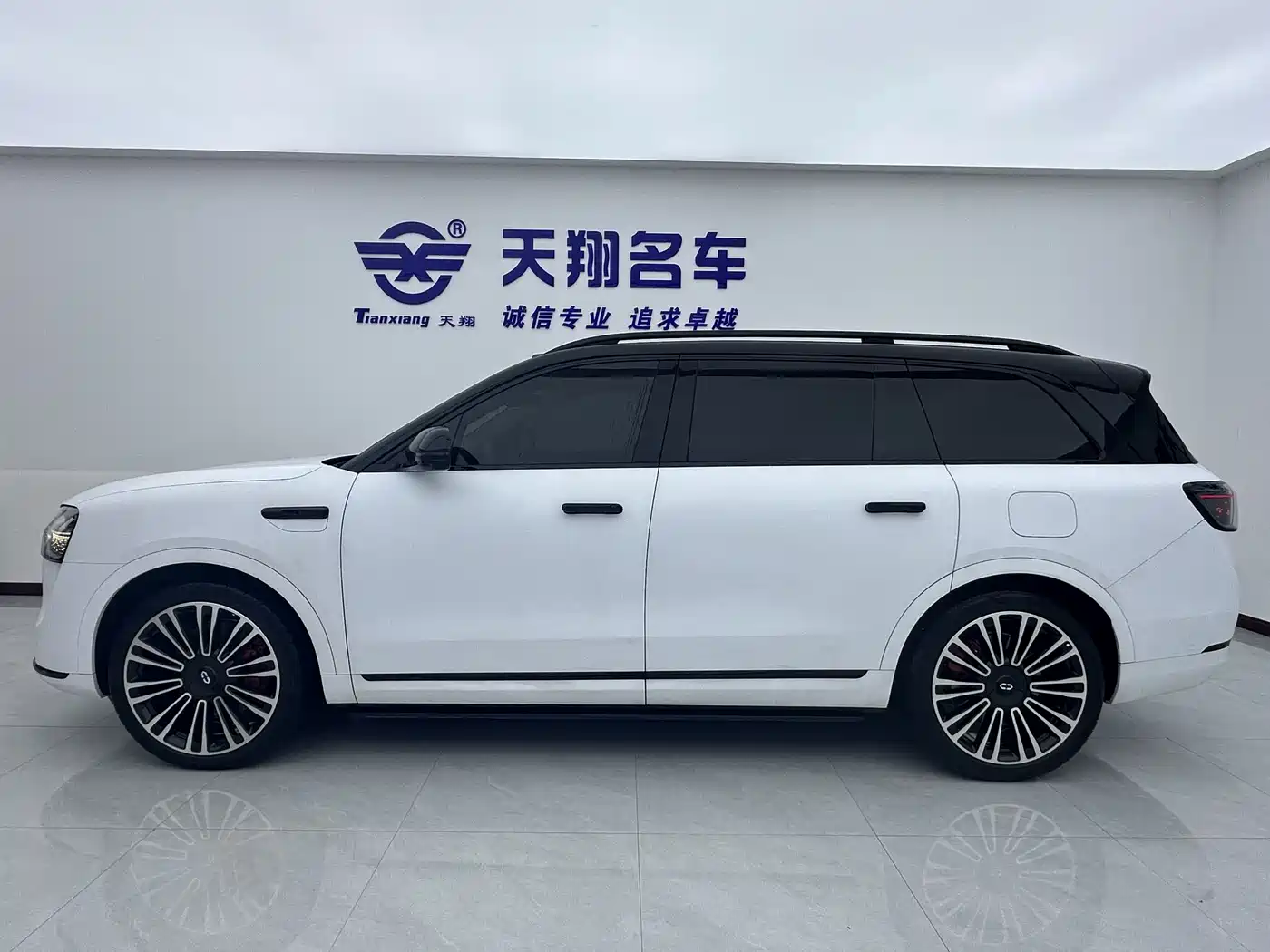 AITO Wenjie AITO M9 2024 Extended Range Ultra 42kWh 6-Seater фото 4