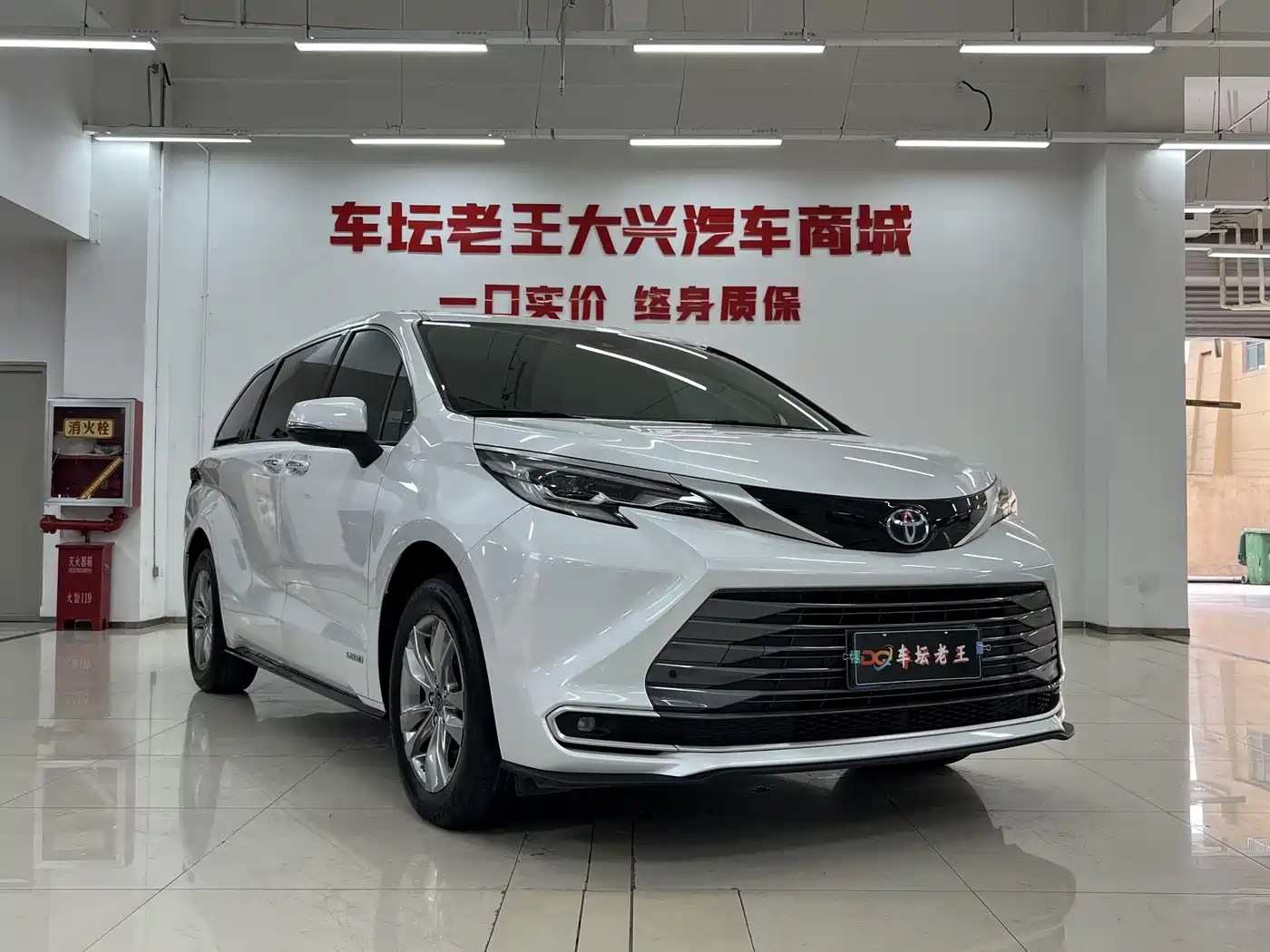 Toyota Sienna 2023 2.5L Hybrid Luxury Edition фото 3