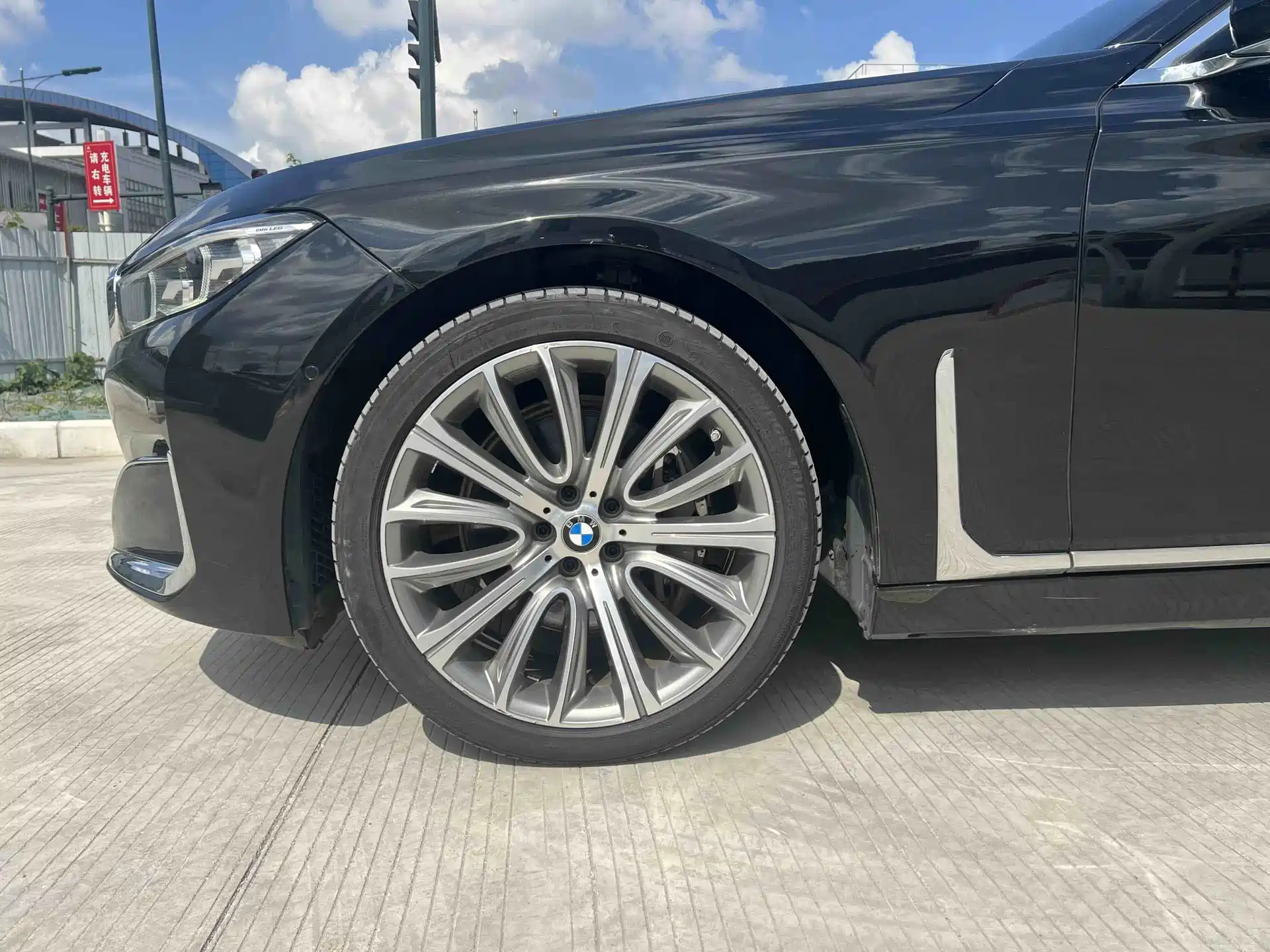 Photo 3 - BMW 7 Series