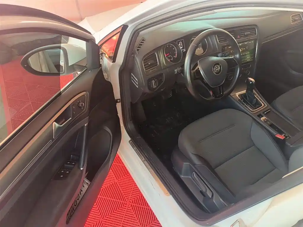 Volkswagen Golf 2016 230TSI Automatic Comfort фото 16