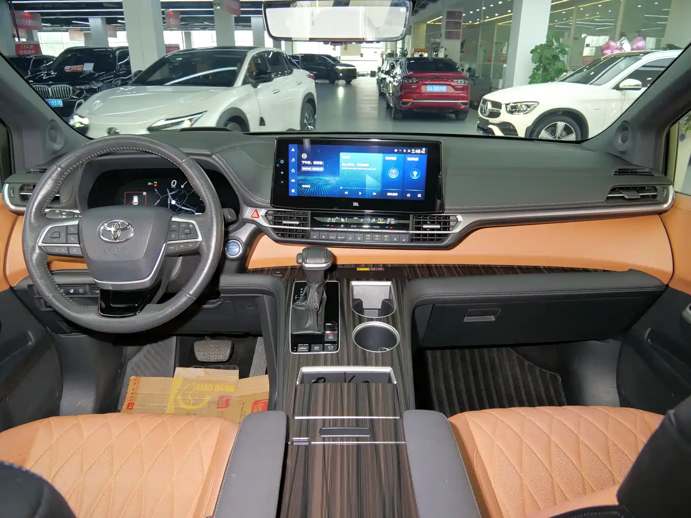 Toyota Granvia 2022 Model Year 2.5L Hybrid Flagship Edition фото 14