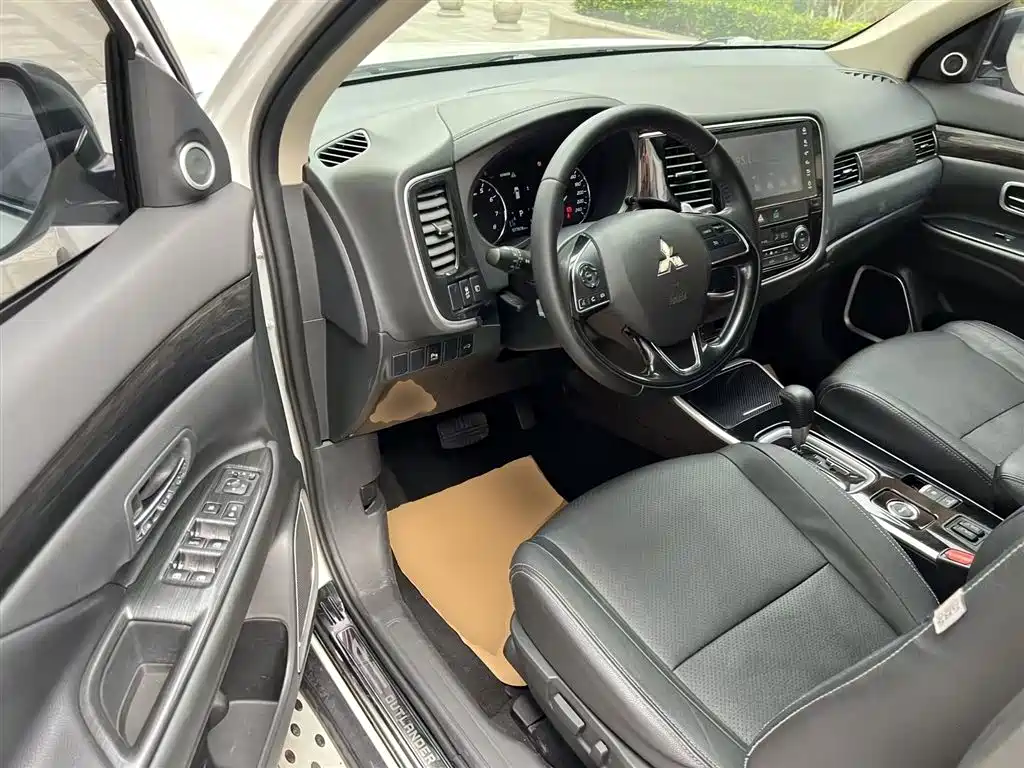 Mitsubishi Outlander 2018 2.4L 4WD Elite Edition 5-seater фото 16