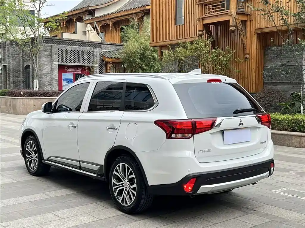 Mitsubishi Outlander 2018 2.4L 4WD Elite Edition 5-seater фото 5