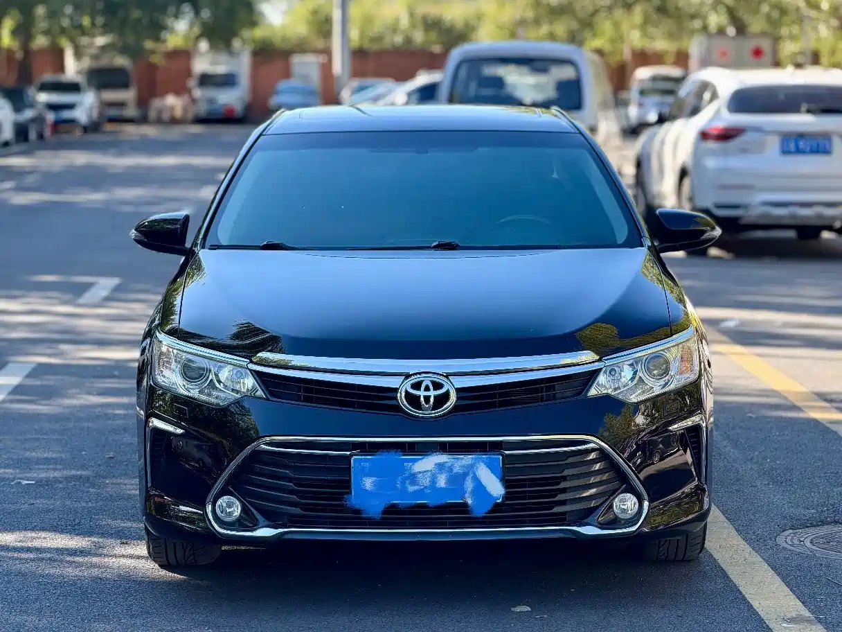 Фото 2 - Toyota Camry