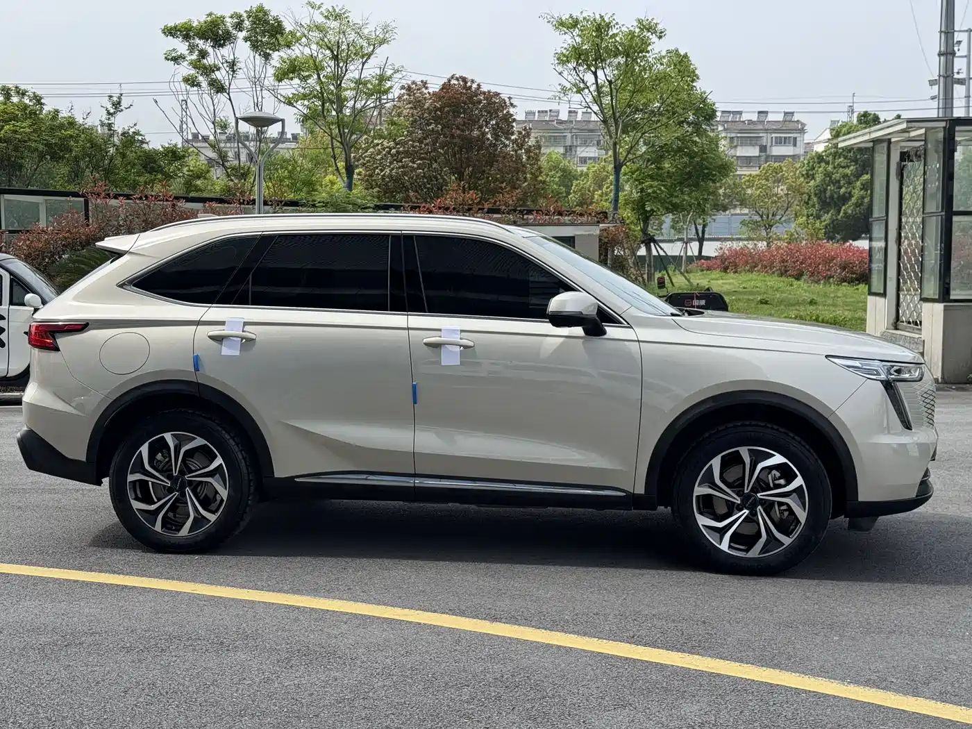Haval Xiaolong MAX 2023 1.5L Hi4 105 4WD Pilot Edition фото 2