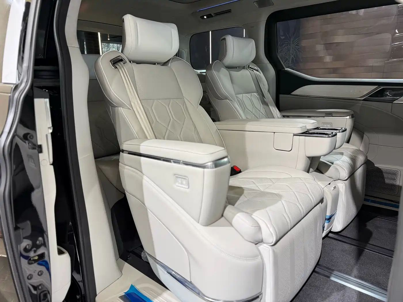 Volvo EM90 2026 2025 Ultra Six-Seater