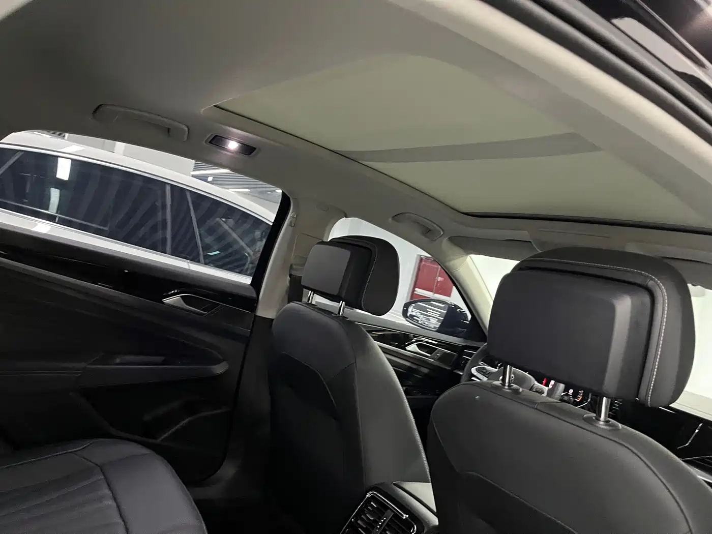 Volkswagen Passat 2025 Outstanding 380TSI Starlight Dragon Soaring Edition фото 14