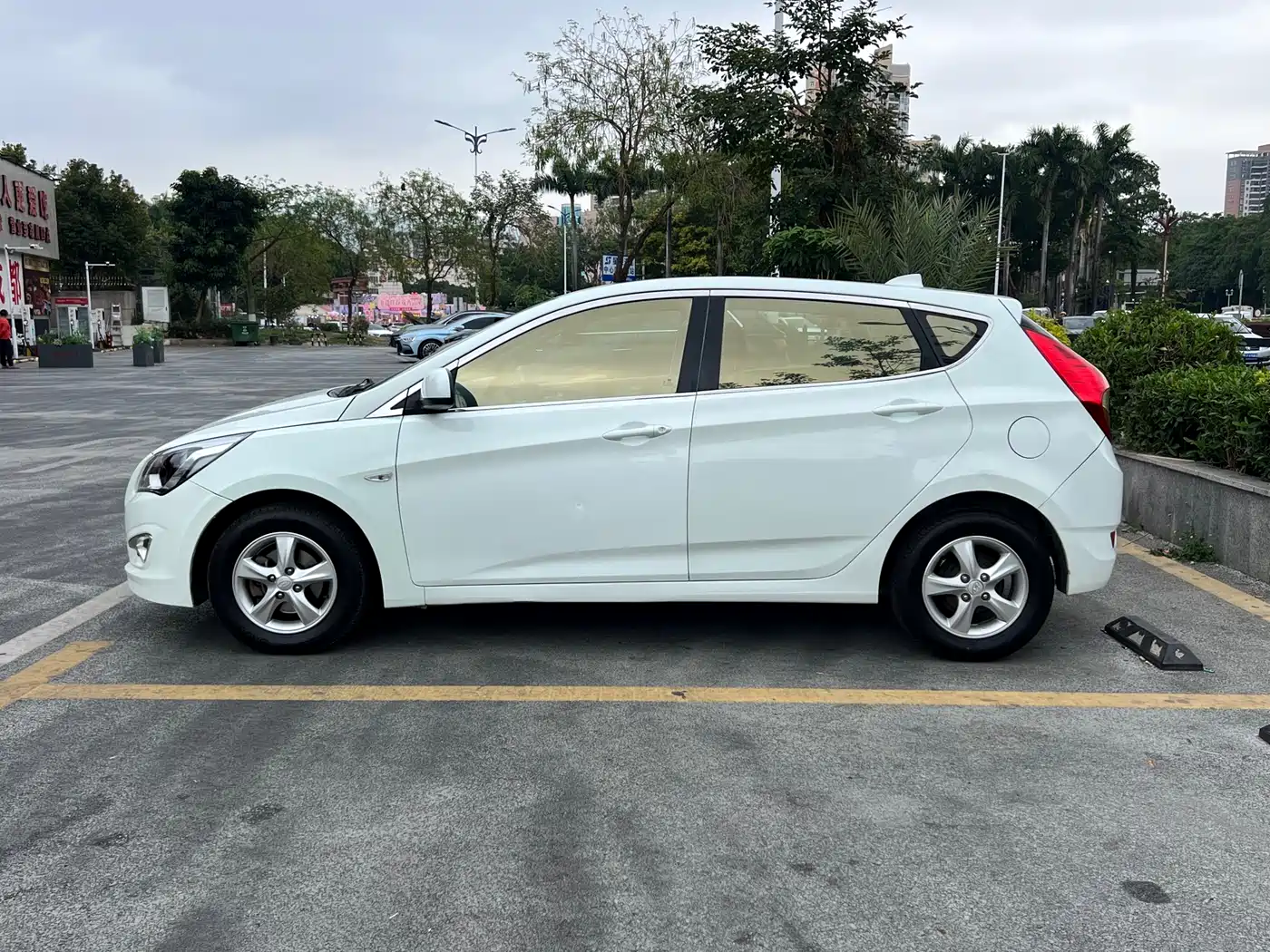Hyundai Reina 2014 Model 1.4L Automatic GLX фото 4