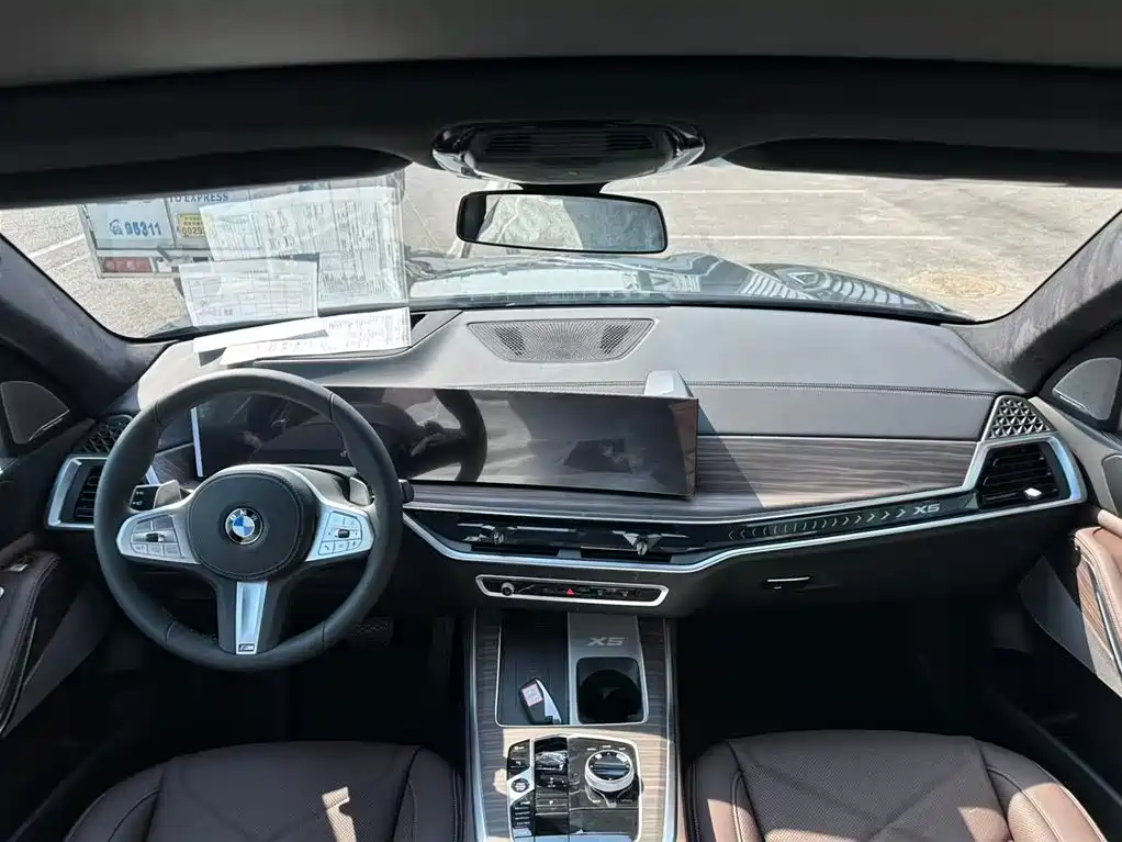 BMW X5 2025 Model xDrive 40Li M Sport Blackout Package фото 7