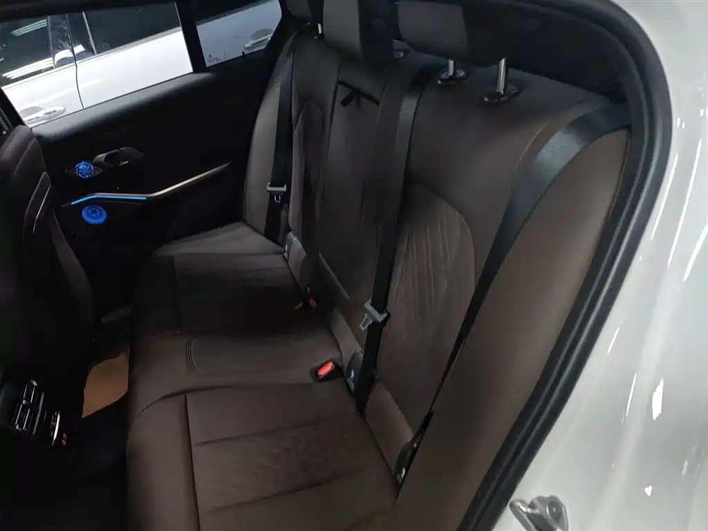 BMW 3 Series 2023 330i M Sport Shadow Edition фото 13