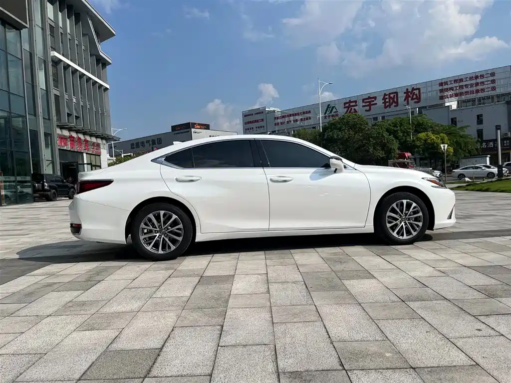 Lexus ES 2022 200 Excellence Edition фото 7