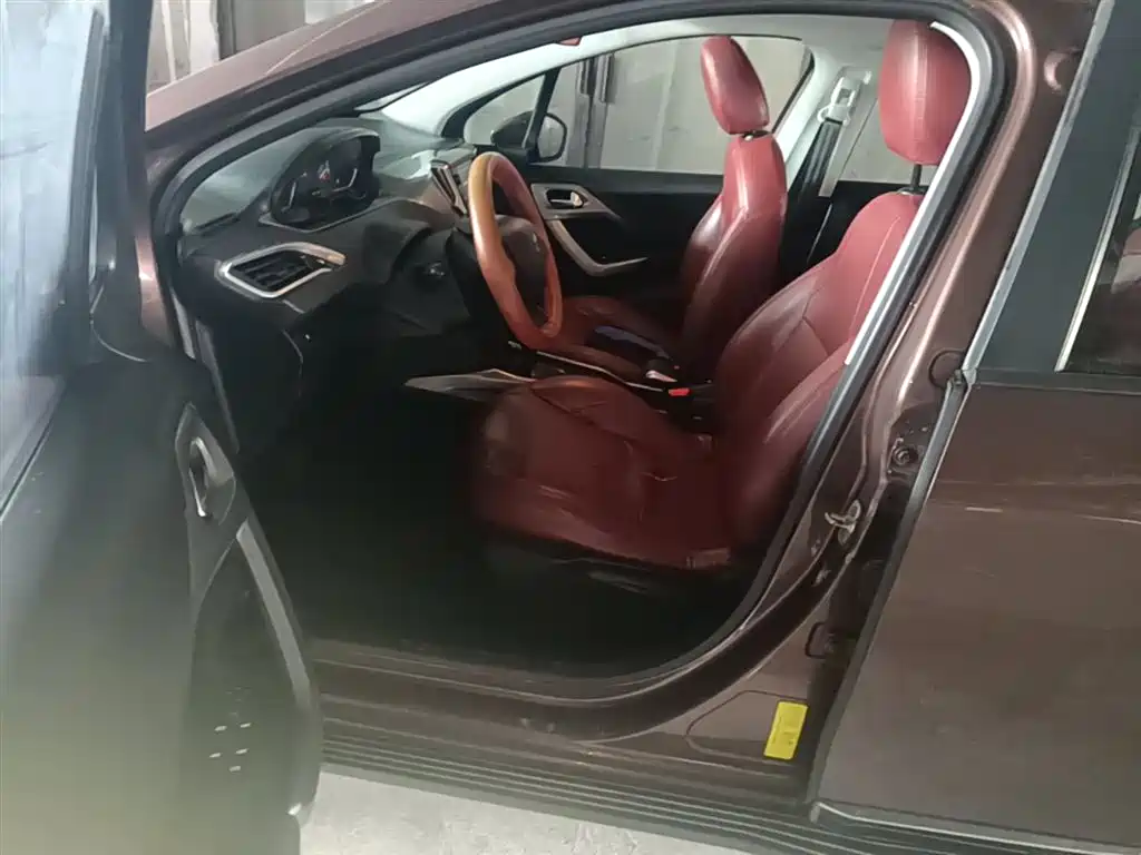 Peugeot 2008 2014 1.6L Automatic Fashion Edition фото 15