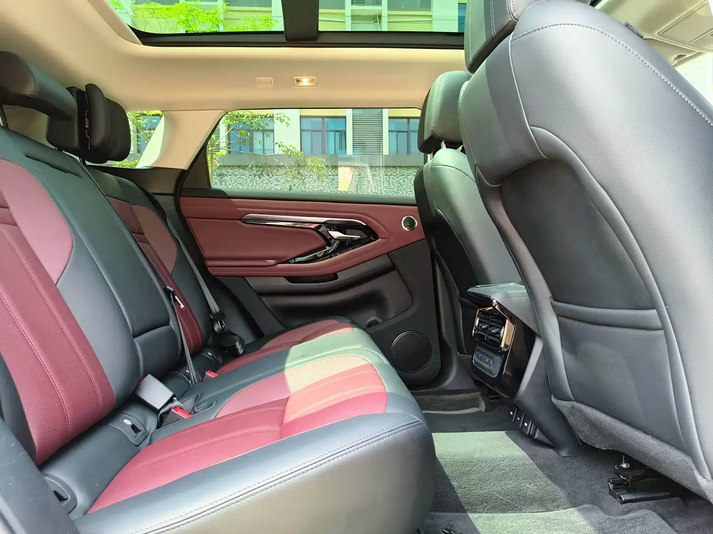 Land Rover Range Rover Evoque 2023 Range Rover Evoque L 249PS Luxury Edition фото 9
