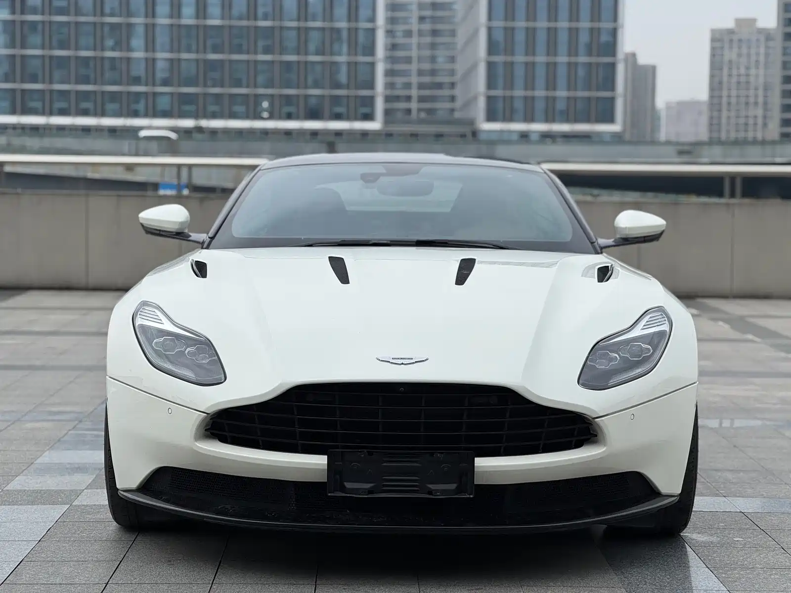 Фото 2 - Aston Martin DB11