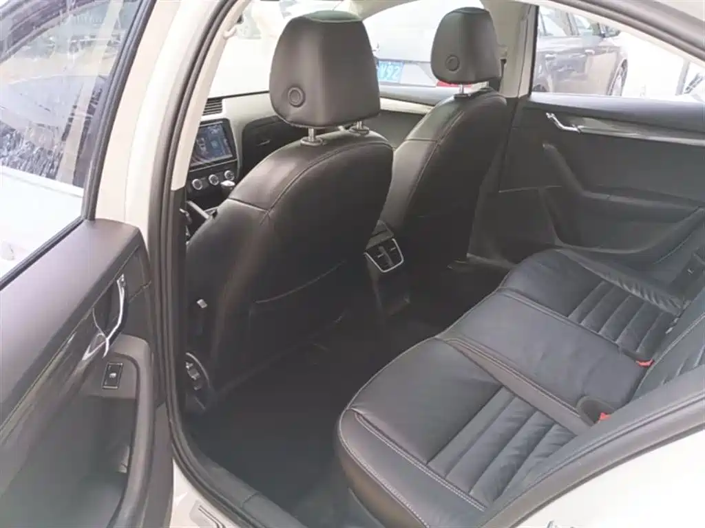 Škoda Octavia 2017 1.6L Automatic Smart Edition фото 17