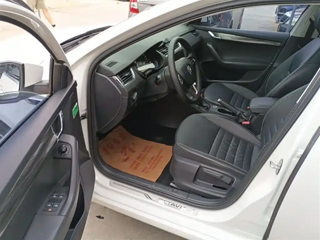 Škoda Octavia 2017 1.6L Automatic Smart Edition фото 16
