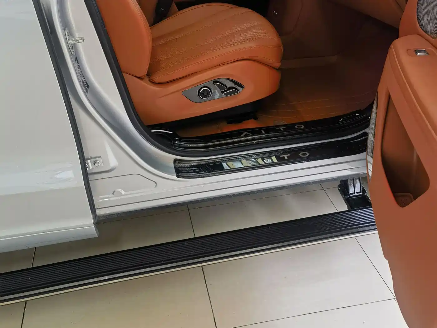 AITO Wenjie AITO M7 2024 1.5T Smart Drive RWD Ultra 6-seater фото 14