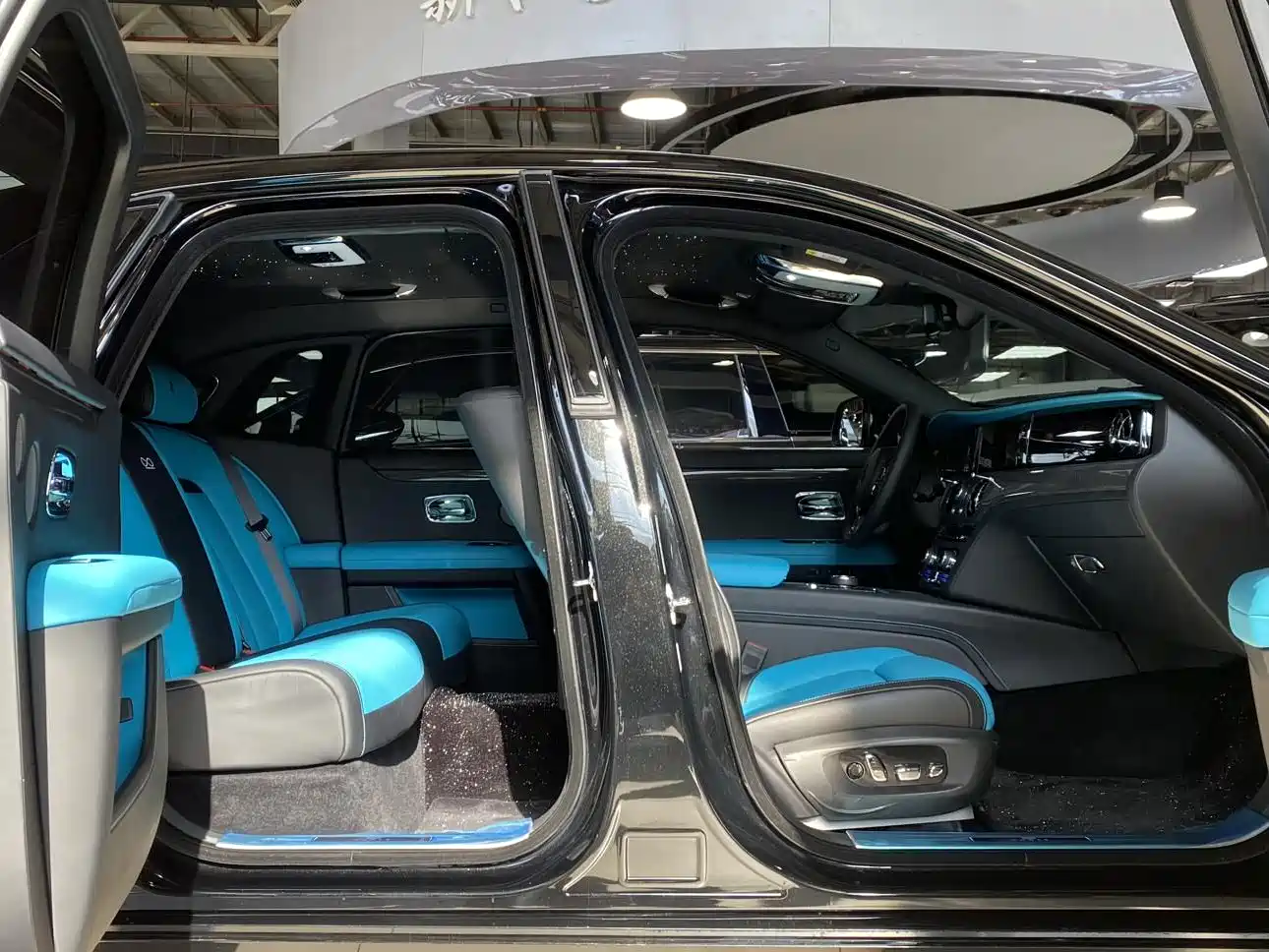 Rolls-Royce Ghost 2024 6.7T Black Badge фото 8