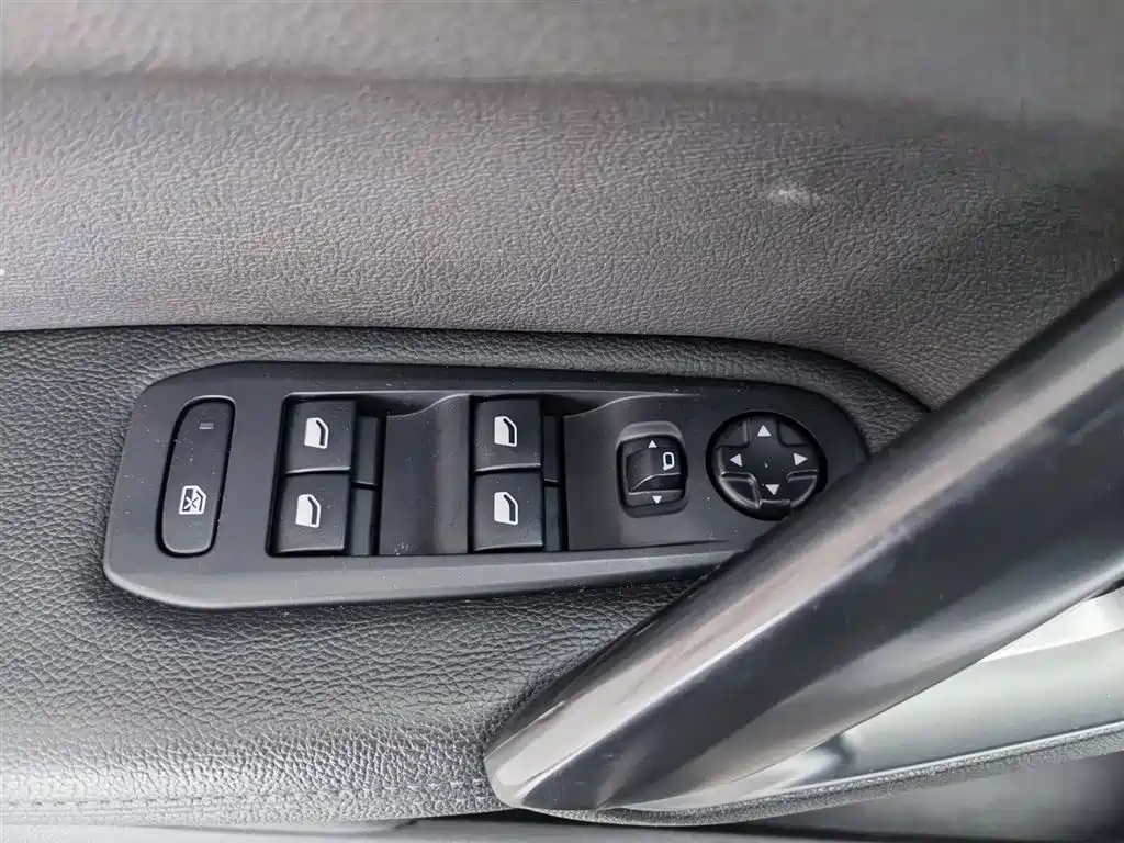 Peugeot 308 2016 1.6L Automatic Luxury фото 9