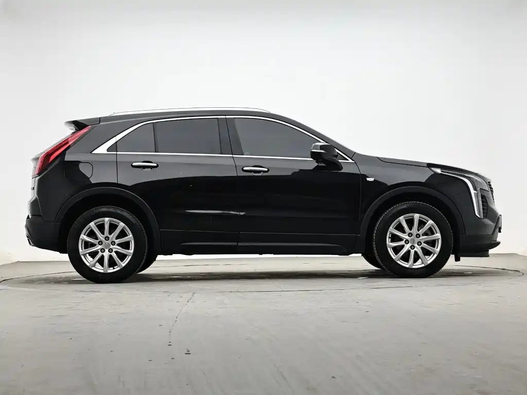 Photo 6 - Cadillac XT4