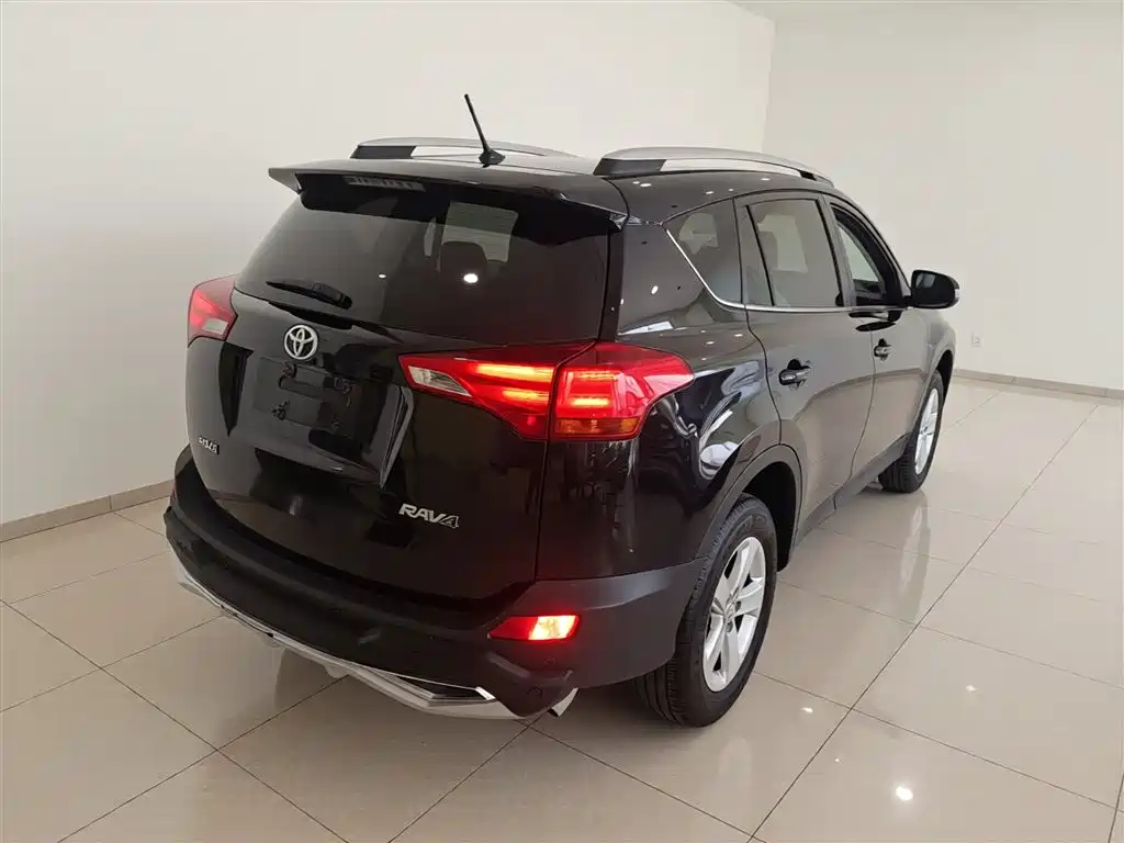 Toyota RAV4 Rongfang 2013 2.0L CVT 2WD Urban фото 6