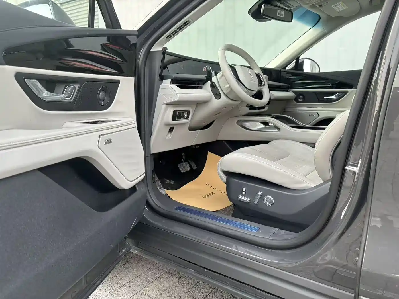 LINCOLN NAVIGATOR