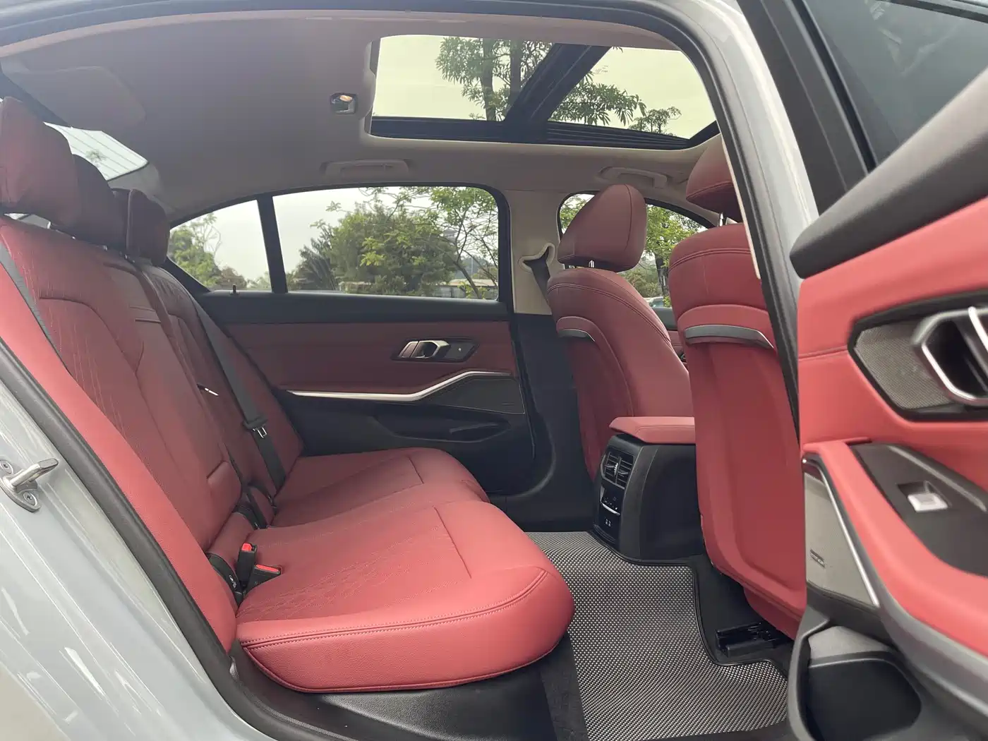 BMW 3 Series 2025 330Li M Sport Night Edition фото 13