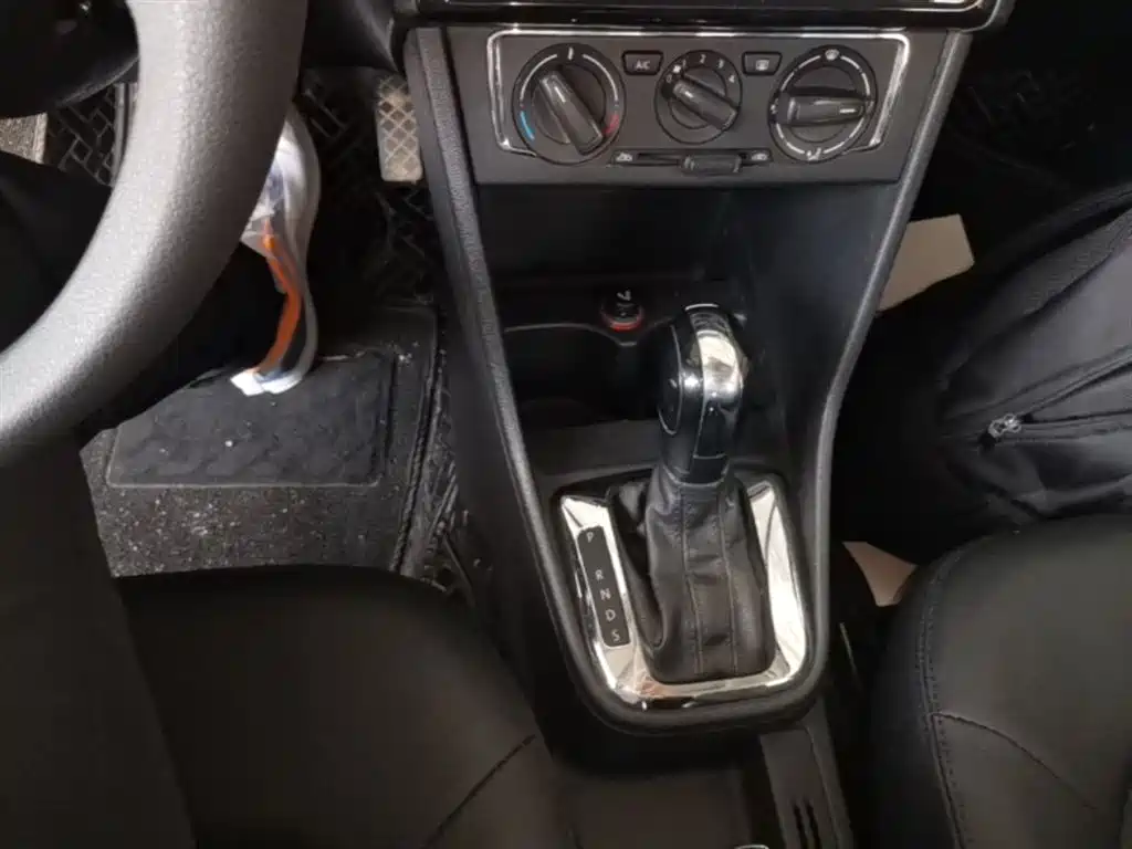 Volkswagen Jetta 2015 1.6L Auto Comfort фото 14