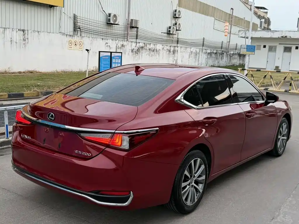 Photo 4 - Lexus ES