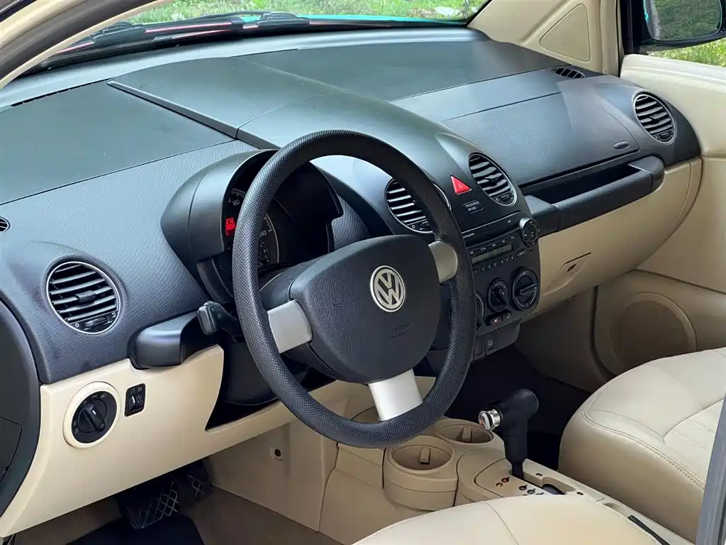 Volkswagen Beetle 2010 Model 2.0 BlackOrange Comfort Edition фото 7
