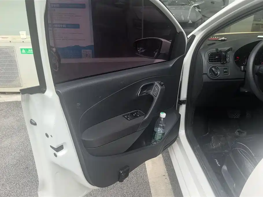 Volkswagen Polo 2016 1.4L Automatic Trend фото 6
