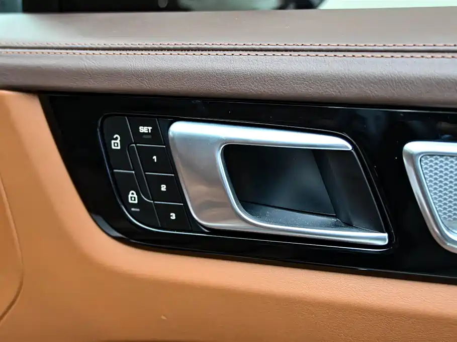 Porsche Cayenne New Energy 2023 Cayenne E-Hybrid 2.0T Platinum Edition фото 31