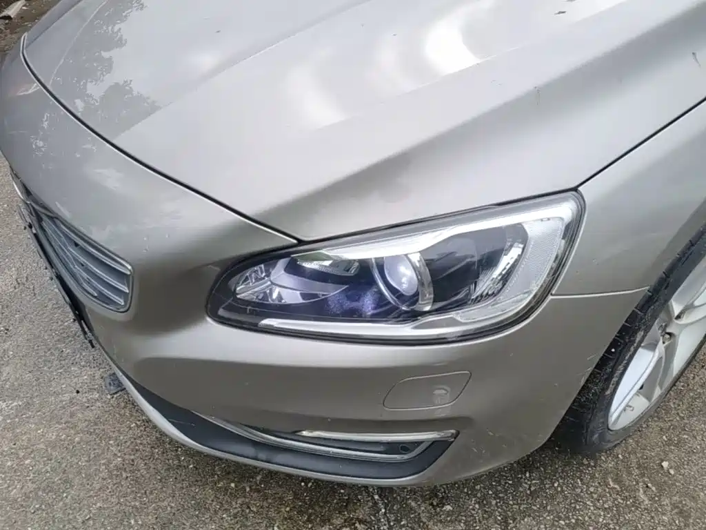 صورة 24 - Volvo S60