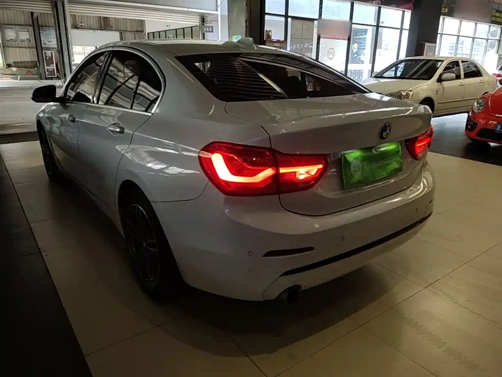 BMW 1 Series 2018 118i Sport Edition фото 5