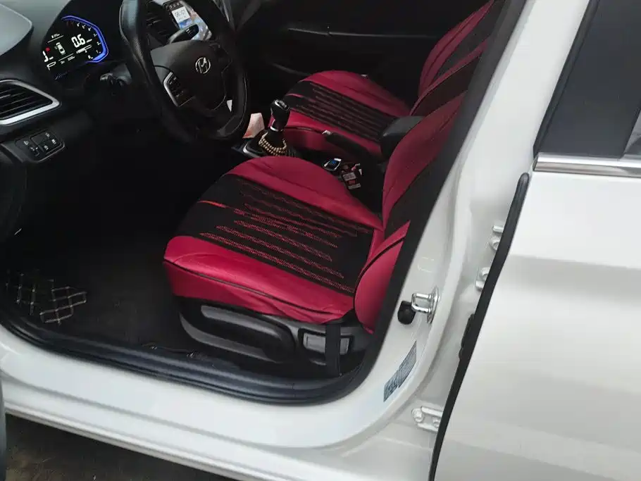 Photo 9 - Hyundai Verna