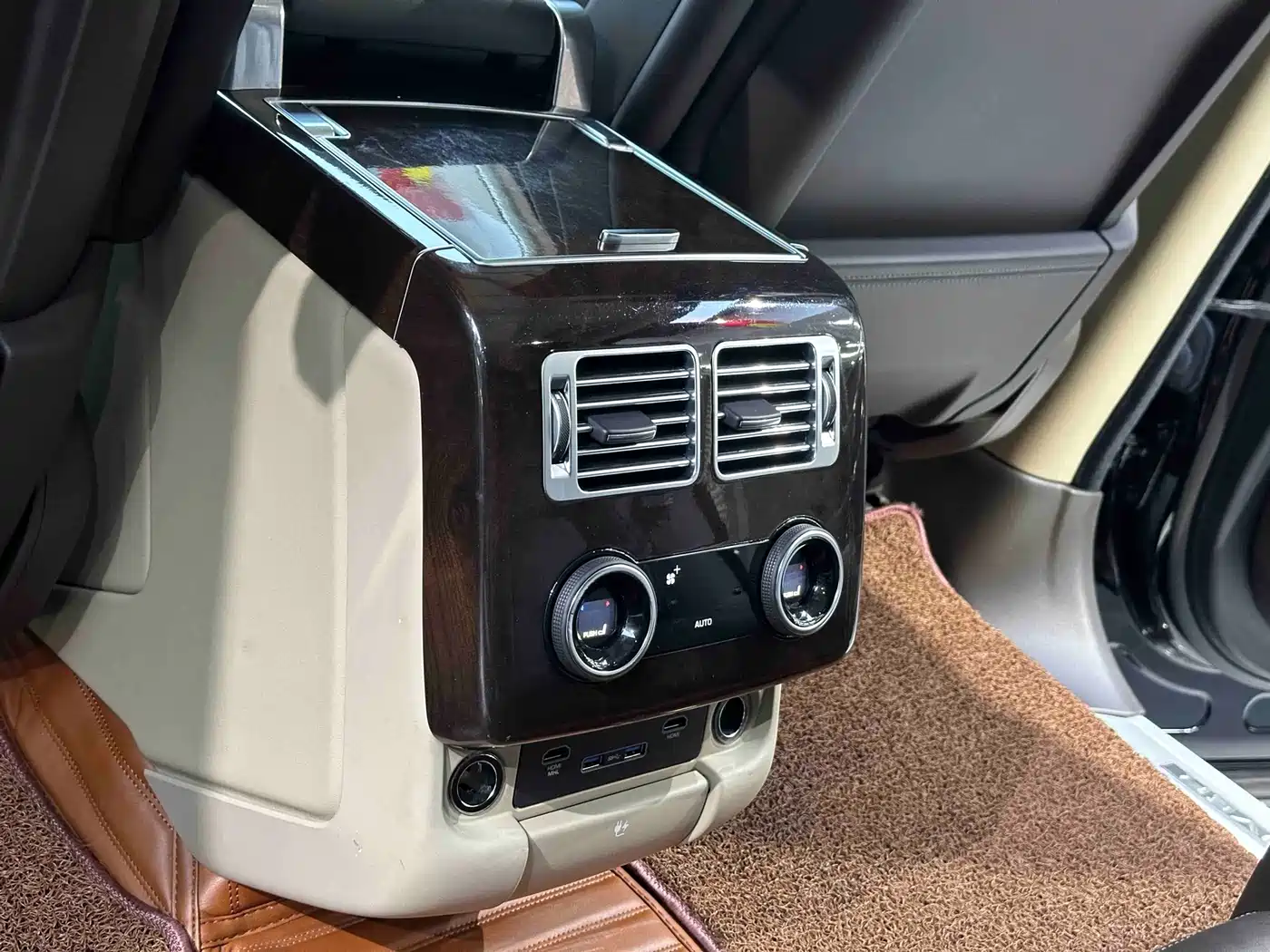 Land Rover Range Rover 2020 3.0 L6 Heritage Extended Edition фото 14