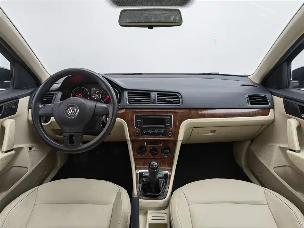 Volkswagen Lavida 2013 Facelift Classic 1.6L Manual Comfort фото 5
