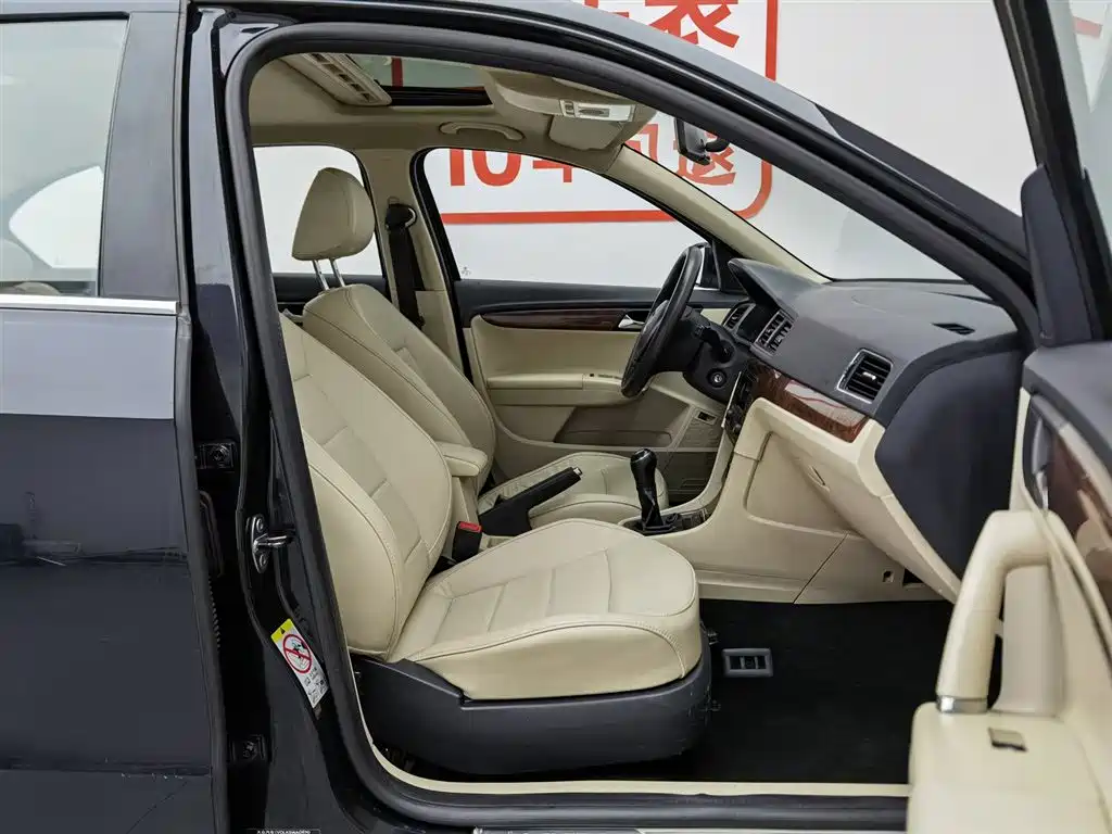 Volkswagen Lavida 2013 Facelift Classic 1.6L Manual Comfort фото 23