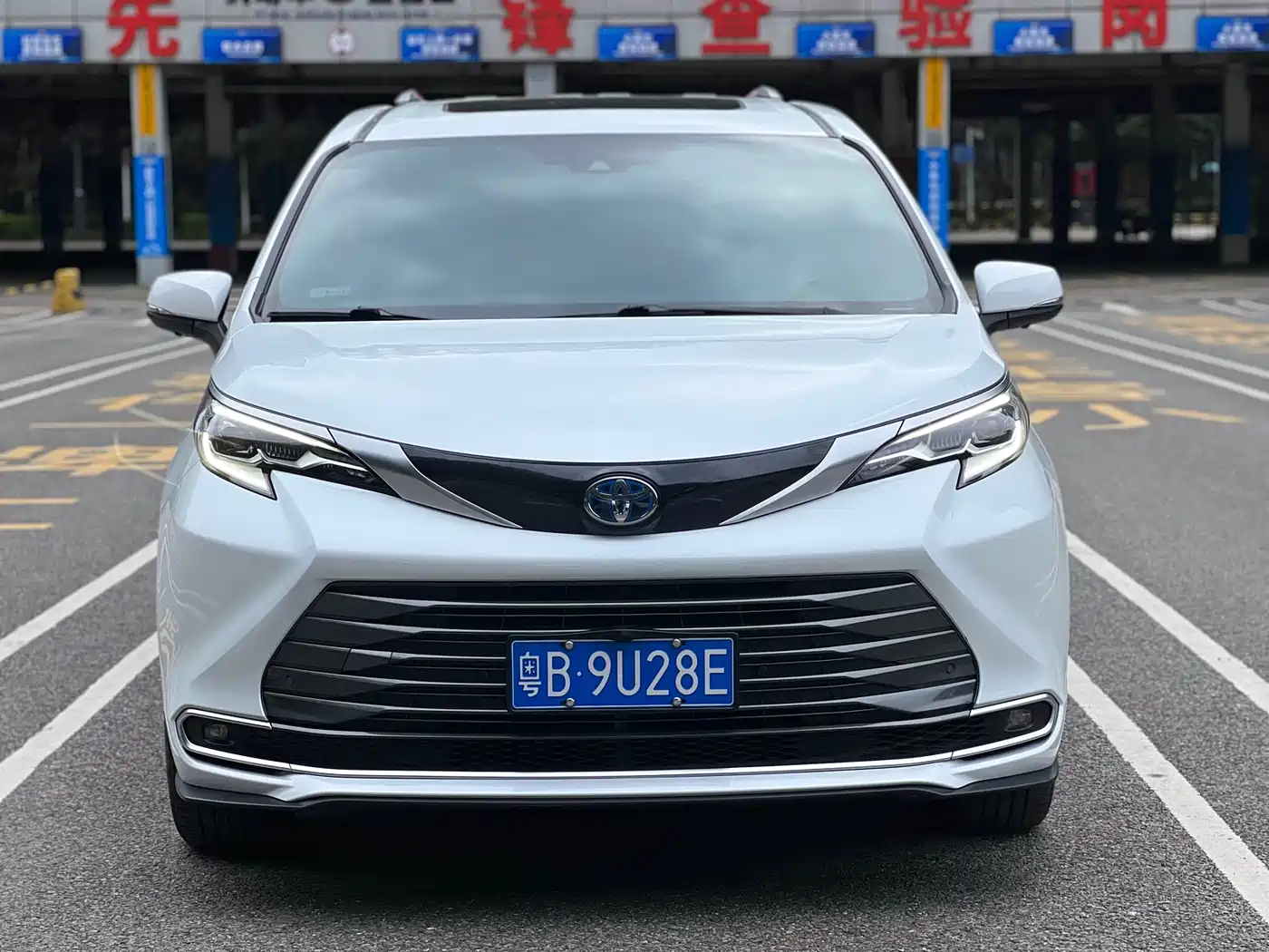 Toyota Sienna 2021 2.5L Hybrid Ultimate Edition фото 4